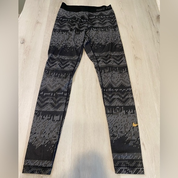 Nike Pro Fleece Lined Patterned Leggings, Black/Gray, Size Medium - Picture 1 of 15